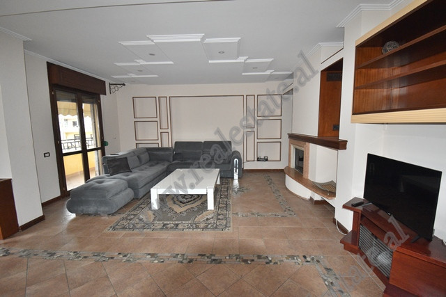 Apartament 3+1 per qera tek Komuna e Parisit ne Tirane
